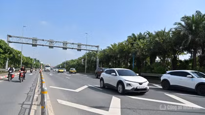 Lắp biển báo, vạch sơn cảnh báo khoảng cách phương tiện trên cầu Nhật Tân
