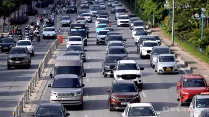 Sáng đầu tuần, cầu Nhật Tân tiếp tục ùn tắc