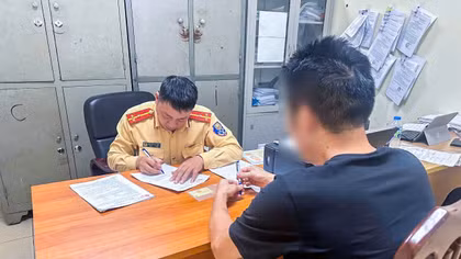 Xử lý tài xế xe giường nằm đi lùi trên đường cấm