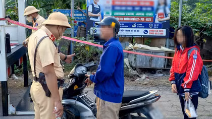 Chở con vi phạm giao thông, phụ huynh viện đủ lý do để biện minh