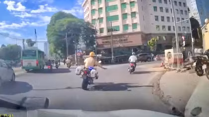 Cảnh sát giao thông mở đường giờ cao điểm, đưa người bị tai nạn lao động đi cấp cứu
