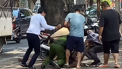 Cảnh sát khống chế đối tượng mang bồ cào đập phá ô tô trên phố