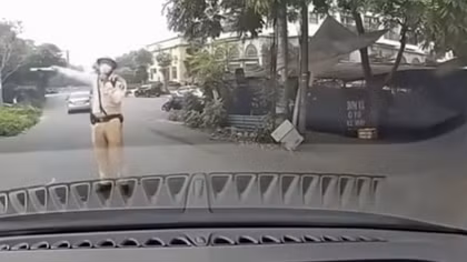 CSGT làm việc với người tự xưng thầy dạy lái xe với câu hỏi: “Em biết anh không?”