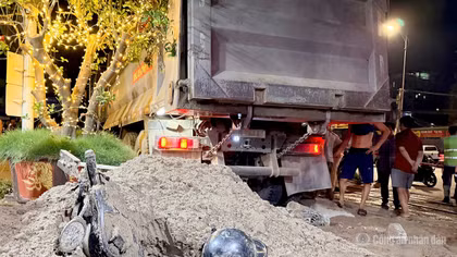 Xe tải vượt đường ngang, bị tàu hỏa tông văng