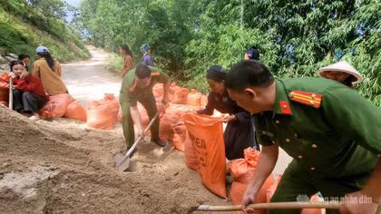 Công an xã Bản Máy cùng người dân xóa mái nhà dột nát