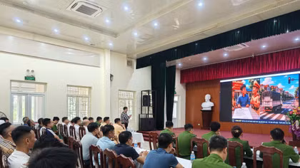 CSGT Hà Nội sử dụng hình ảnh tai nạn để nâng cao ý thức ATGT cho tài xế