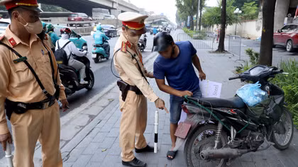 Che biển số, xịt sơn né phạt nguội: Văn hóa giao thông ở đâu?
