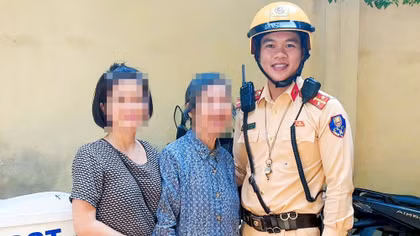 Đại úy Cảnh sát giao thông giúp cụ bà đi lạc trở về với gia đình