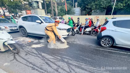 CSGT rải cát khô, xử lý dầu loang trên đường