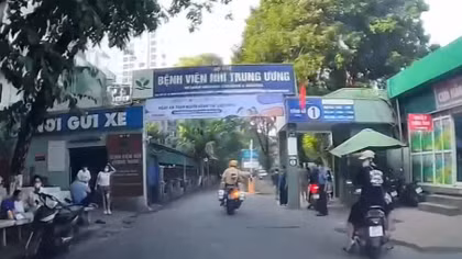 Trong một ngày, CSGT Hà Nội hai lần hỗ trợ đưa người bệnh đi cấp cứu 