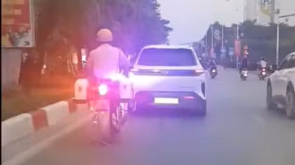Cảnh sát giao thông mở đường đưa người đột quỵ đi cấp cứu