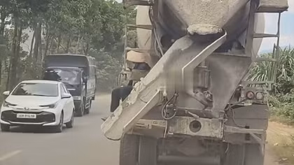 Để người đu bám khi xe đang chạy, tài xế bị xử phạt