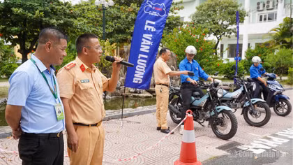 Gần 4.000 sinh viên Học viện Tài chính học kỹ năng lái xe an toàn