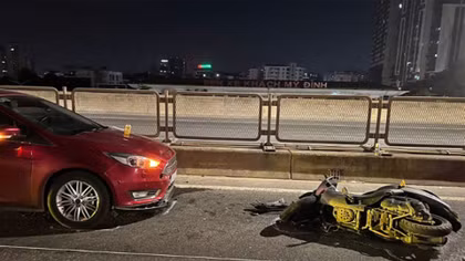 Đi ngược chiều trên Vành đai 3 trên cao, xe máy va chạm ô tô
