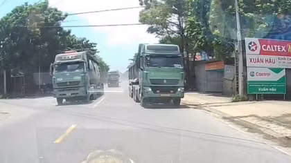 Thót tim cảnh xe đầu kéo lấn làn, vượt ẩu ở Hà Nội