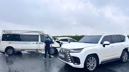 Bàn giao vụ “xe Lexus dừng giữa cao tốc gây tai nạn” cho Công an xã