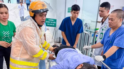 Cảnh sát mở đường trong mưa đưa người đau thận cấp cấp cứu