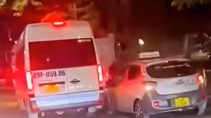 Hai ô tô lạng lách, rượt đuổi nhau trên đường ở Hà Nội
