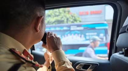 Từ hình ảnh bí mật ghi nhận, CSGT xử lý loạt xe limousine vi phạm