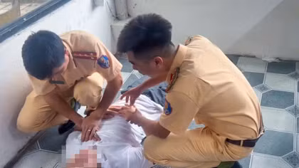 Đang tuần tra, CSGT kịp thời cứu người đột quỵ trong quán ăn