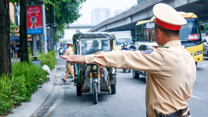  Hà Nội: Cảnh sát giao thông xử lý nhiều xe ba bánh tự chế chở hàng cồng kềnh