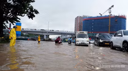 Hà Nội mưa lớn giờ cao điểm, người dân đi làm khó khăn
