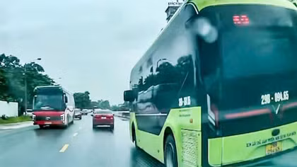 Vượt ẩu nguy hiểm, tài xế xe buýt nhận biên bản phạt nặng
