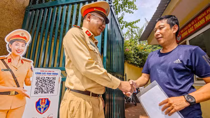 Người dân trực tiếp “chấm điểm” CSGT Hà Nội sau mỗi thủ tục hành chính
