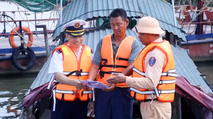 Ngăn chặn đánh bắt thủy sản bằng kích điện trên các tuyến sông của Thủ đô