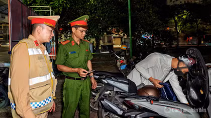 Cảnh sát giao thông tuần tra đêm xử lý nhiều thanh thiếu niên vi phạm 