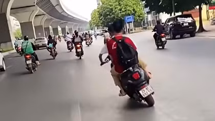 Con chở bạn lạng lách xe máy, mẹ bị phạt 9 triệu đồng
