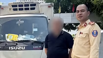 Đi vào làn khẩn cấp, xe tải không nhường đường cho xe ưu tiên