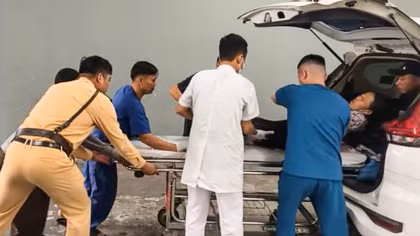 Cảnh sát giao thông mở đường đưa nạn nhân bị tai nạn đi cấp cứu