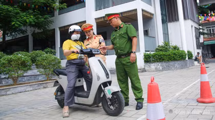 Lan tỏa văn hóa giao thông từ buổi tuyên truyền tại Tây Hồ ngày cuối tuần