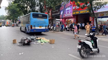 Va chạm xe máy, cô gái ngã ra đường bị xe buýt cán tử vong