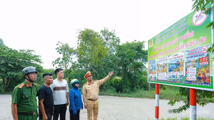 Cảnh sát đường thủy Hà Nội cắm biển cảnh báo, phòng ngừa đuối nước