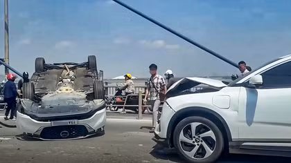 Tai nạn liên hoàn 4 ô tô trên cầu Nhật Tân