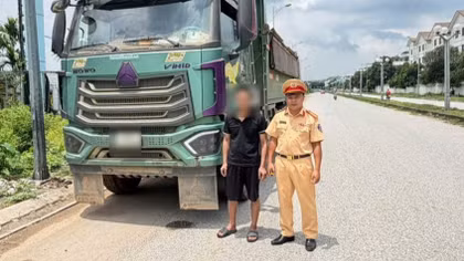 Dùng điện thoại khi lái xe, tài xế xe tải bị phạt 5 triệu