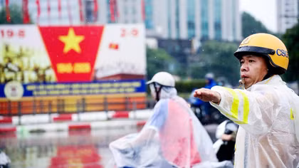 CSGT Hà Nội bám đường trong mưa, giữ giao thông thông suốt
