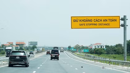 Ngày đầu xử phạt tài xế không giữ khoảng cách an toàn trên cao tốc