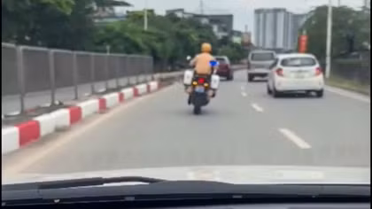 CSGT mở "đường ưu tiên", đưa nạn nhân đứt lìa cánh tay đi cấp cứu