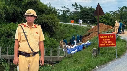 CSGT Hà Nội phối hợp ứng phó các điểm cầu ngập, sạt lở