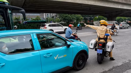 CSGT Hà Nội mở đường, hỗ trợ xe đưa sản phụ đến bệnh viện