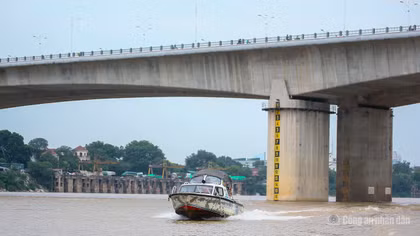 Cảnh sát đường thủy Hà Nội bám địa bàn, giữ an toàn trên sông mùa mưa bão