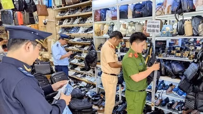 Hà Nội: Thu giữ gần 2.000 sản phẩm thời trang nghi giả nhãn hiệu nổi tiếng