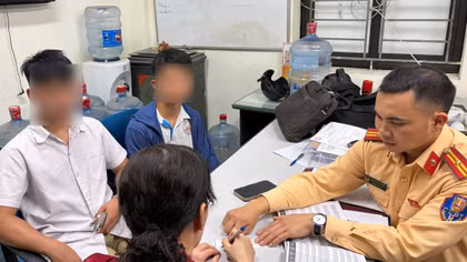 Hai nam sinh vi phạm giao thông bị xử phạt nghiêm