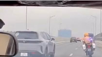 CSGT Hà Nội mở đường, hỗ trợ xe đưa sản phụ đến bệnh viện