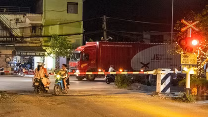 Liều mình vượt rào chắn, nhiều tài xế "đánh cược" mạng sống với tàu hỏa