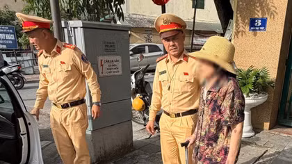 CSGT giúp cụ bà đi lạc ở cầu Long Biên về nhà