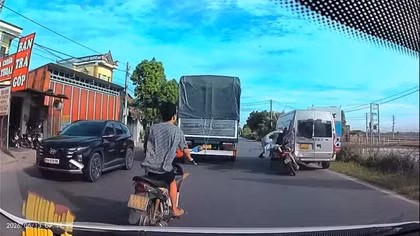 Tông vào xe khách đỗ ven Quốc lộ, đôi nam nữ tử vong tại chỗ